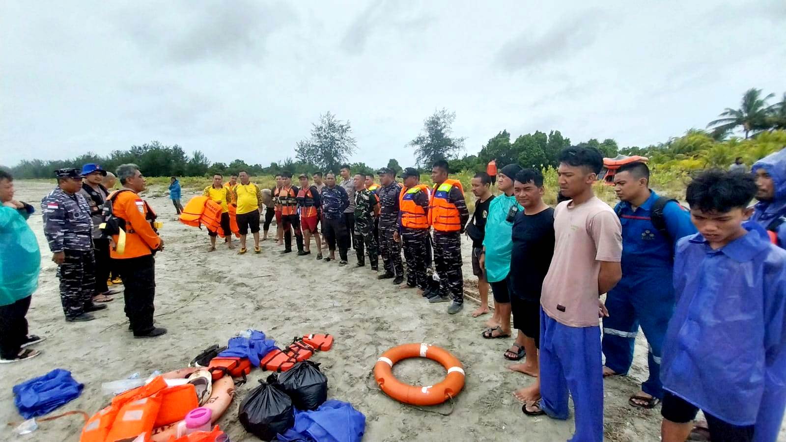 Badai Mengganas, Kapal Titan 33 beserta Tongkang Terhempas Ombak Pantai Bengkulu