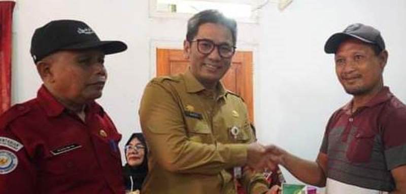 Pjs Bupati Bengkulu Utara Salurkan Bantuan Sembako dan Bansos di Kecamatan Enggano