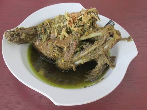 Itiak Lado Hijau: Simfoni Pedas-Gurih Khas Ngarai Sianok