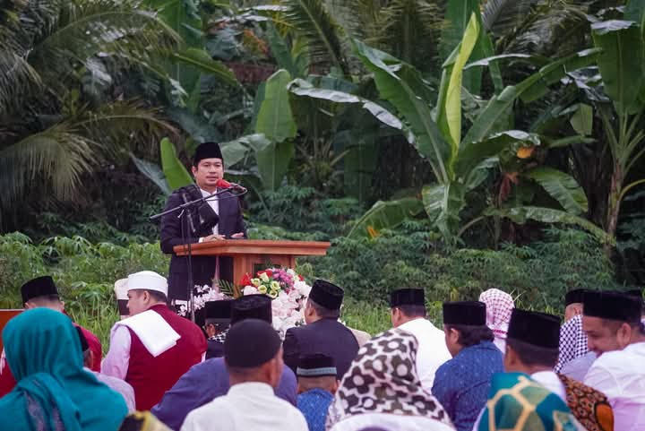 Bupati Arie Laksanakan Idul Adha Bersama Masyarakat Padang Jaya