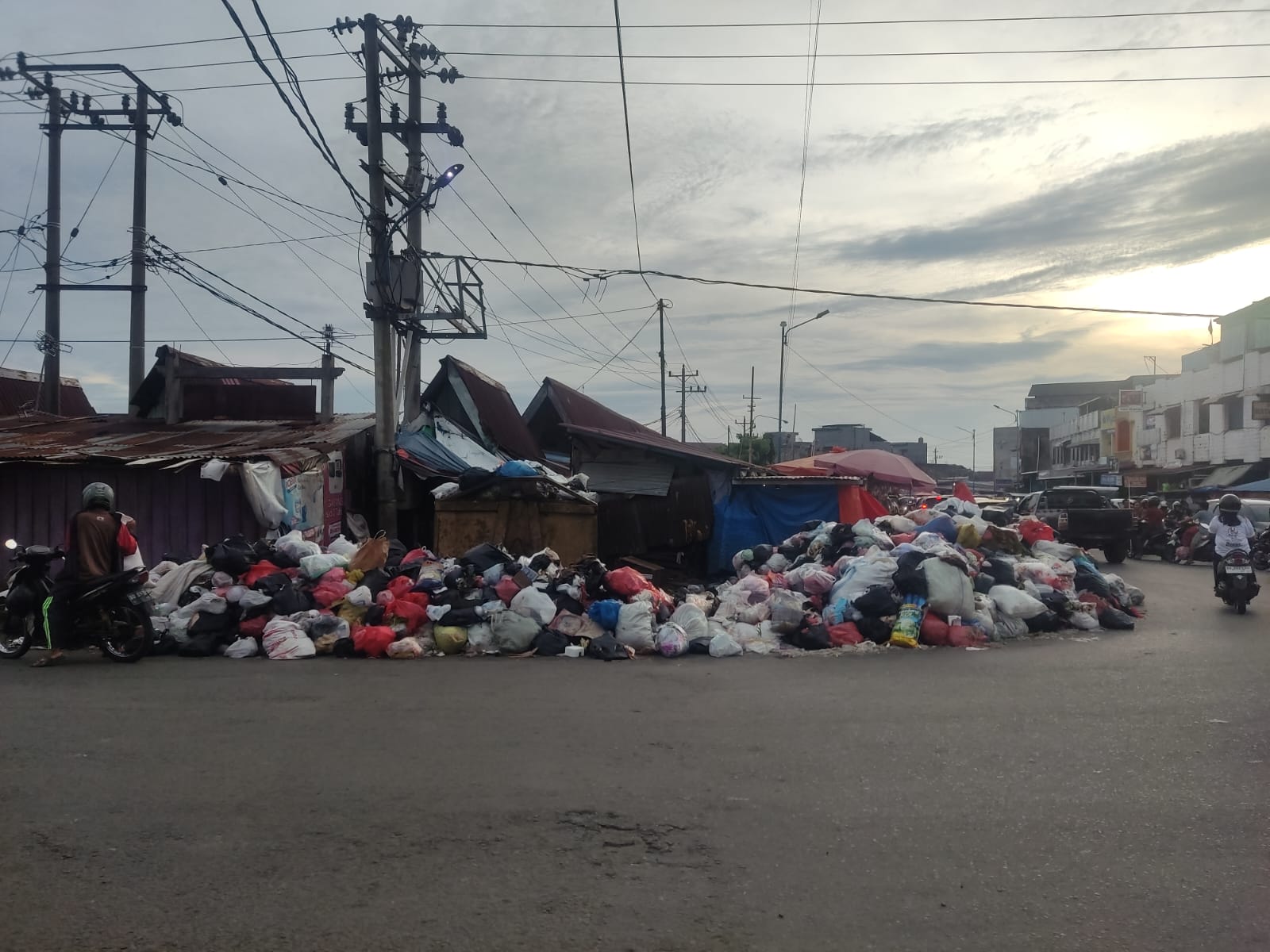 Mengganggu, Sampah Menumpuk di Pasar Panorama