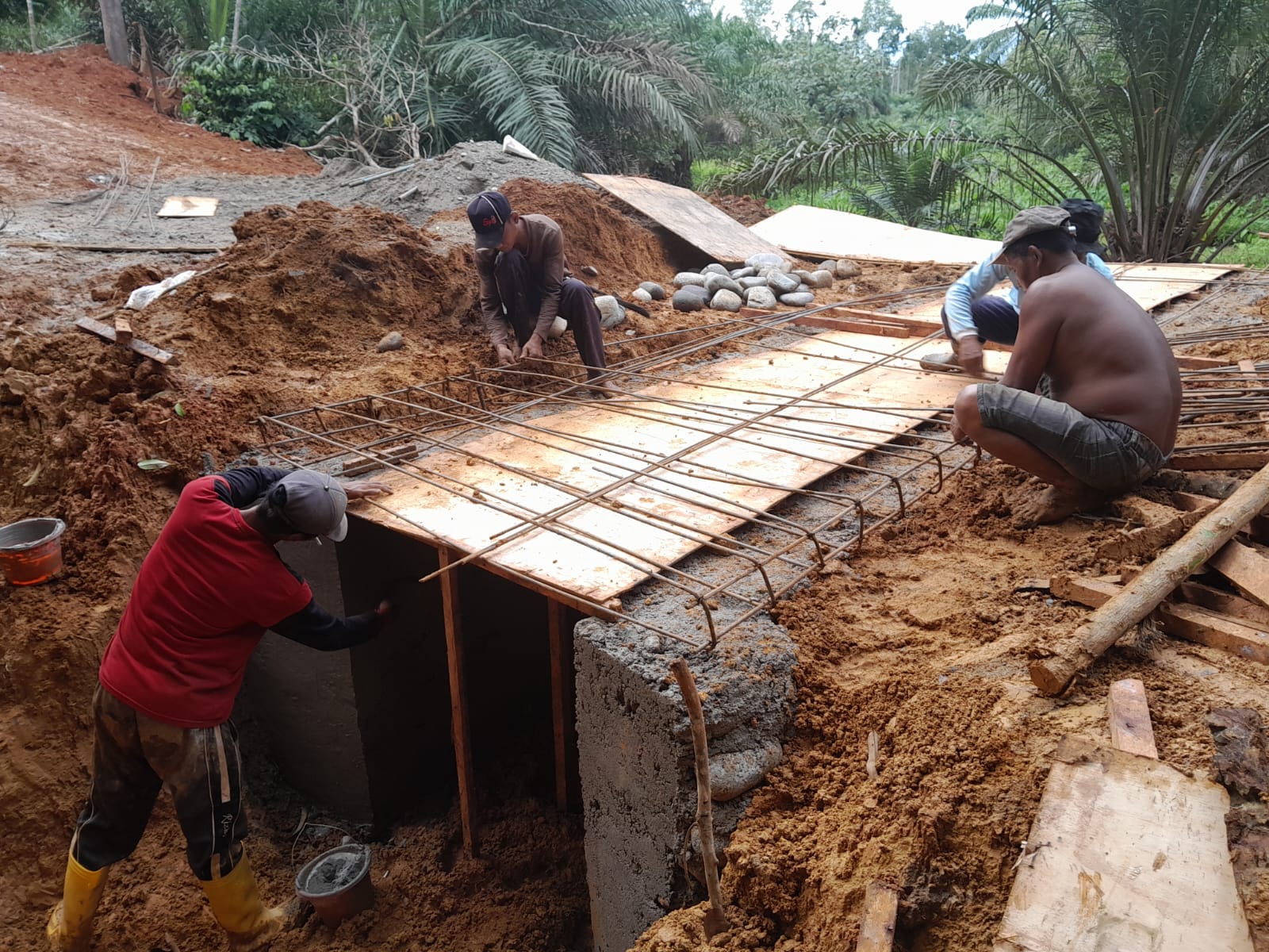 Bersama Warga, Satgas TMMD Ke-124 Kodim 0408/BS Cor Plat Decker Jalan