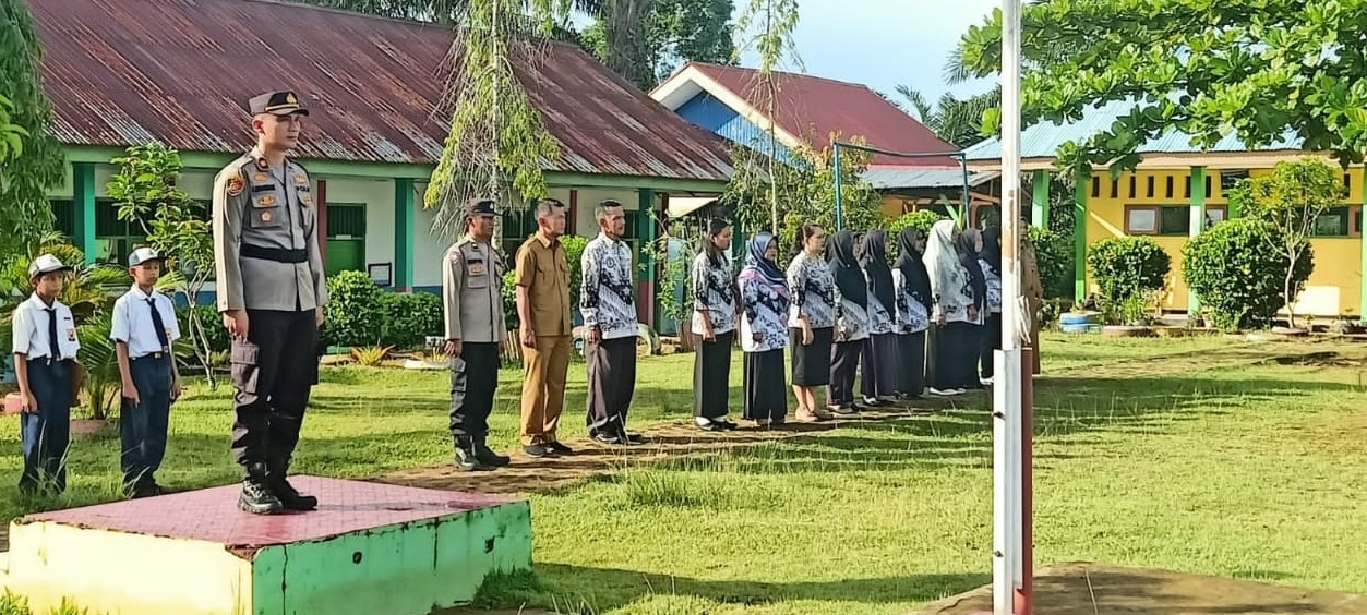 Kapolsek Ketahun jadi Pembina Upacara  di SMPN 58 Bengkulu Utara