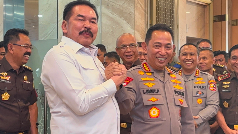 Tak Ada Konflik, Kapolri dan Jaksa Agung Mesra Salam Komando