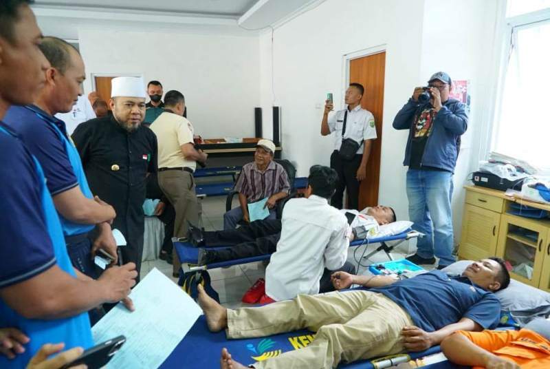 Gubernur Helmi Hasan  Buka Aksi Donor  Darah, Serahkan Satu Unit Ambulan 