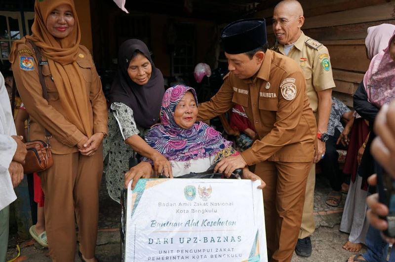 Saat Dapat Bantuan Kursi Roda dari Walikota Bengkulu, Tak Tertahan Air Mata Titin Sumarni Menetes