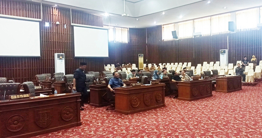 Rapat Paripurna DPRD Provinsi Bengkulu Memanas dan Diwarnai Walk Out 