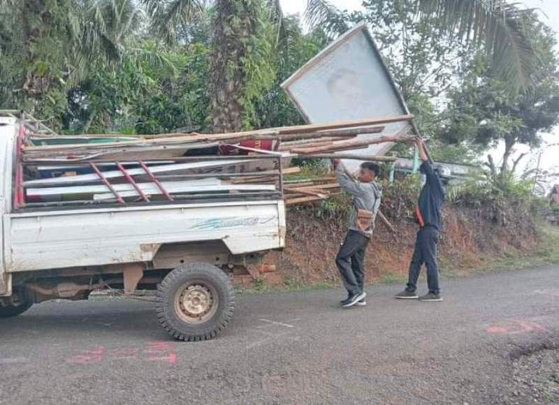 Belum juga Diturunkan Caleg dan Parpol, Panwaslu Kecamatan   Batik Nau Tertibkan Alat Peraga Kampanye