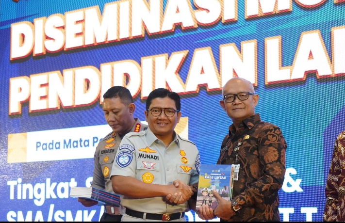 Jasa Raharja dan Korlantas Polri Serahkan Buku Pendidikan Lalu Lintas Kepada Tenaga Pengajar di Jawa Timur