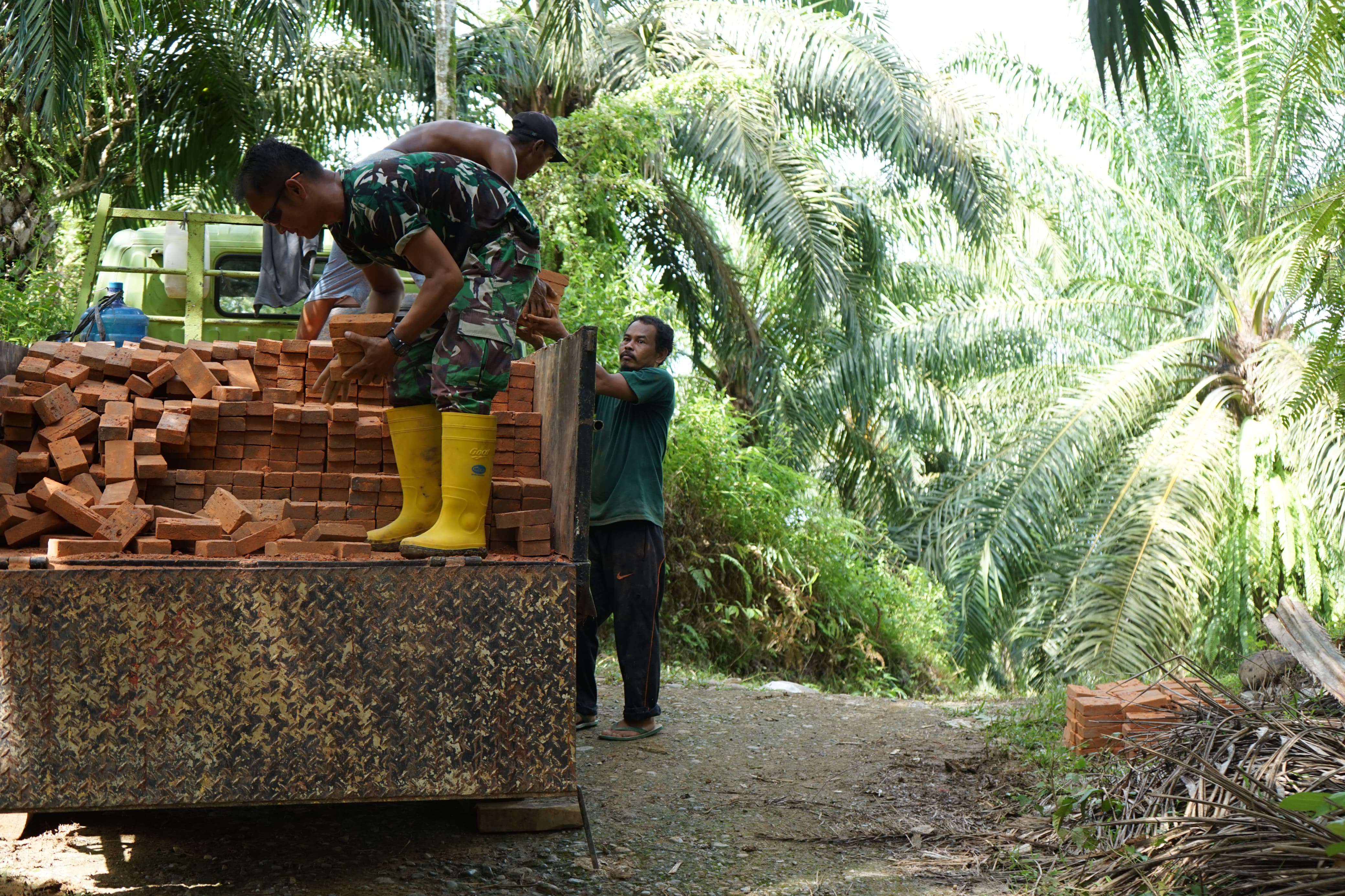 Gotong Royong Warga dan Satgas Efektifkan TMMD ke 124 Bengkulu Selatan 