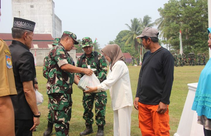 Wujud Kepedulian, Warga Kandang Limun Terima Sembako pada Pembukaan TMMD ke-130 Kodim 0407/Kota Bengkulu