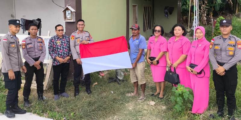  Polsek Enggano Bagikan Bendera Merah Putih kepada Masyarakat