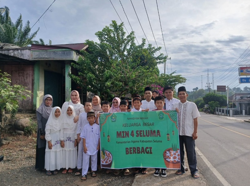  Murid dan Guru MIN 4 Seluma Turun ke Jalan Bagikan Takjil, Tanamkan Nilai Kepedulian Sosial dan Karakter