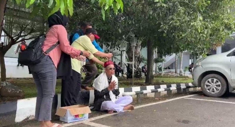 Pawang Hujan Komat Kamit   Saat Aksi Demo di DPRD Provinsi Bengkulu  