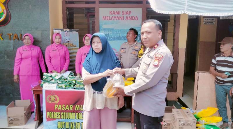Rombongan Emak - Emak Geruduk Kantor Polsek Talo