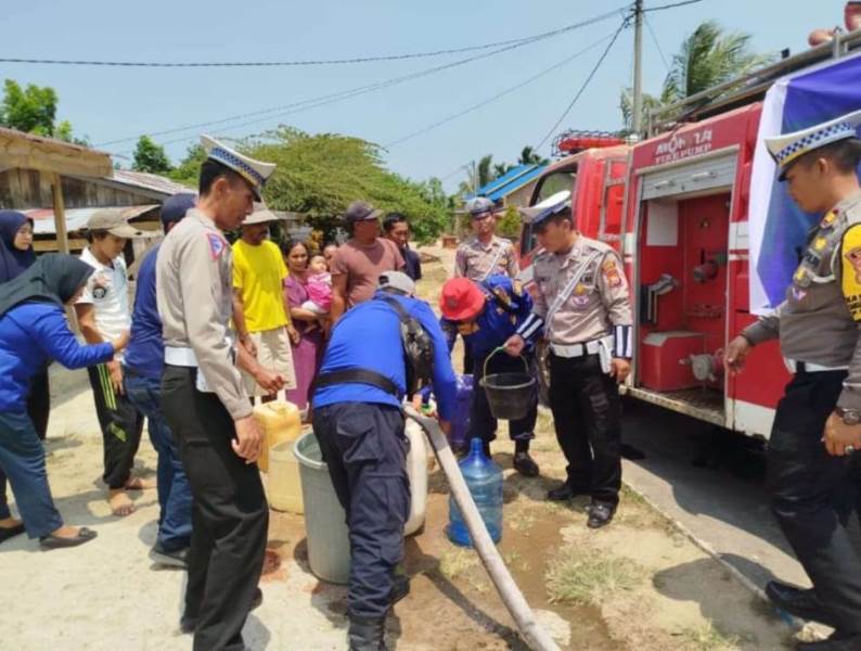 Satlantas Polres Kaur Berbagi  Air Bersih di Padang Petron