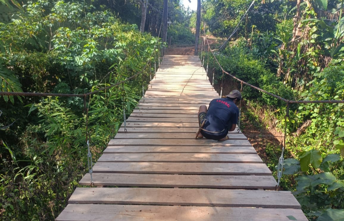 Pembangunan Jembatan Penghubung Antar Lingkungan, di Desa Tanjung Aur Berjalan Lancar 