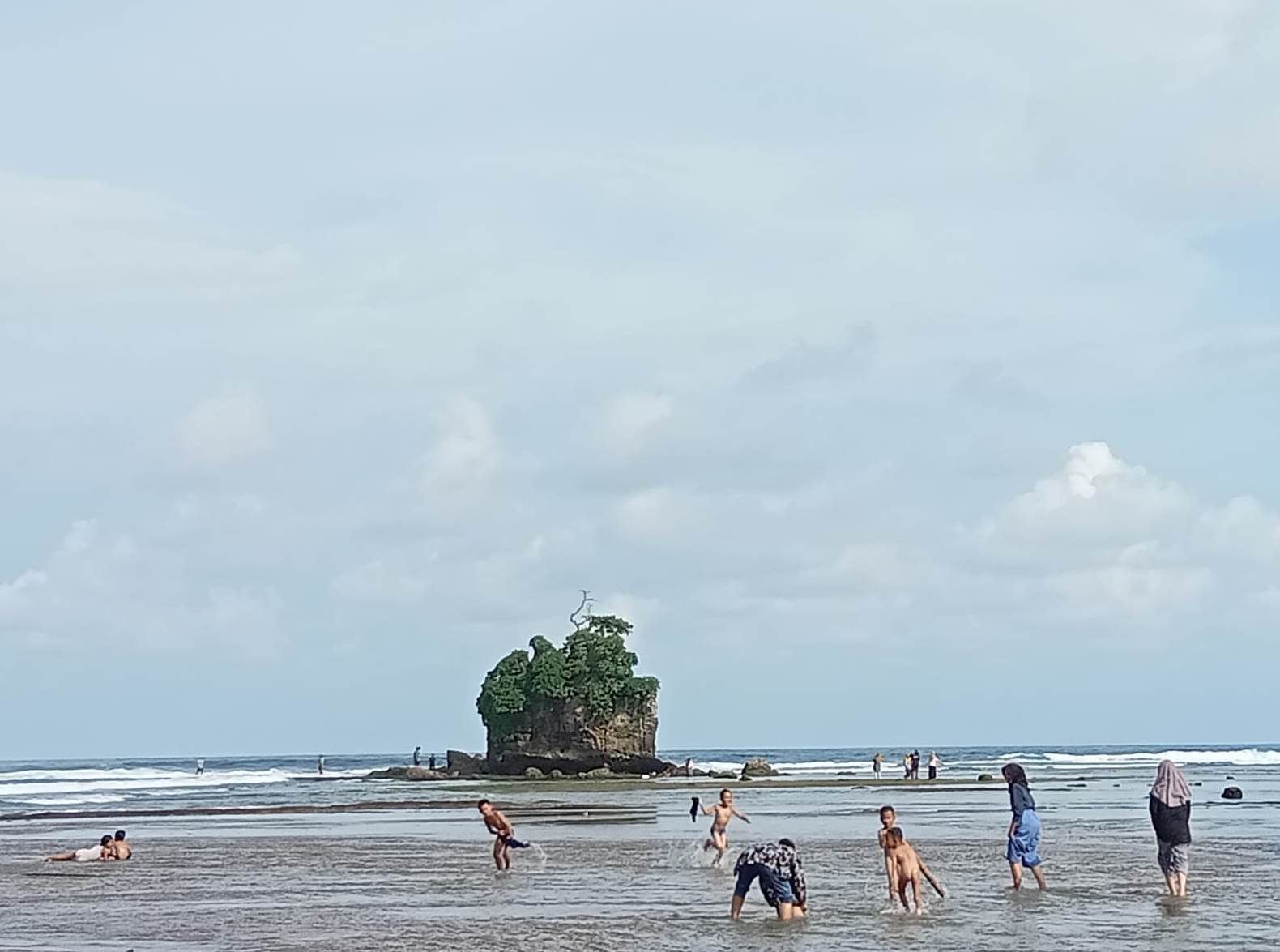 Ada Batu Jung, Pantai Way Hawang Kaur Masih Ramai Pengunjung
