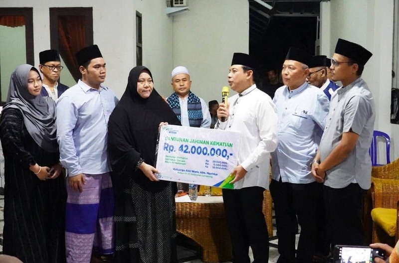 Walikota Bengkulu Bersama PLT Sekda Serahkan Sertifikat 4 In 1
