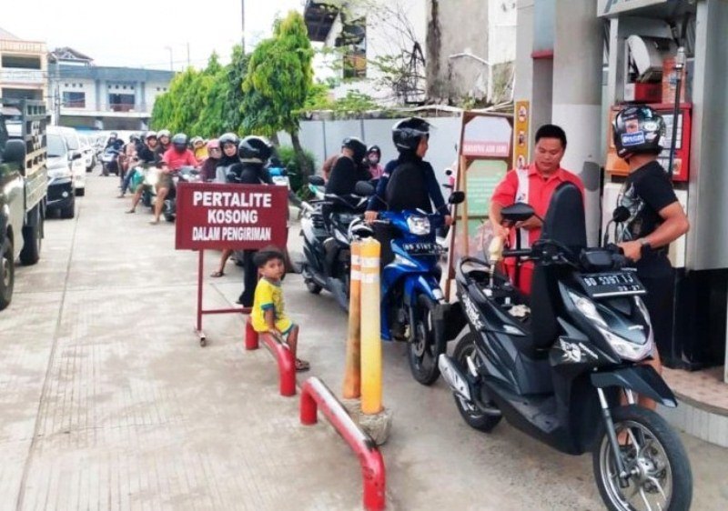 Ini Penyebab Antrean Panjang di SPBU Bengkulu,   Pertamina Pastikan Pasokan BBM Aman