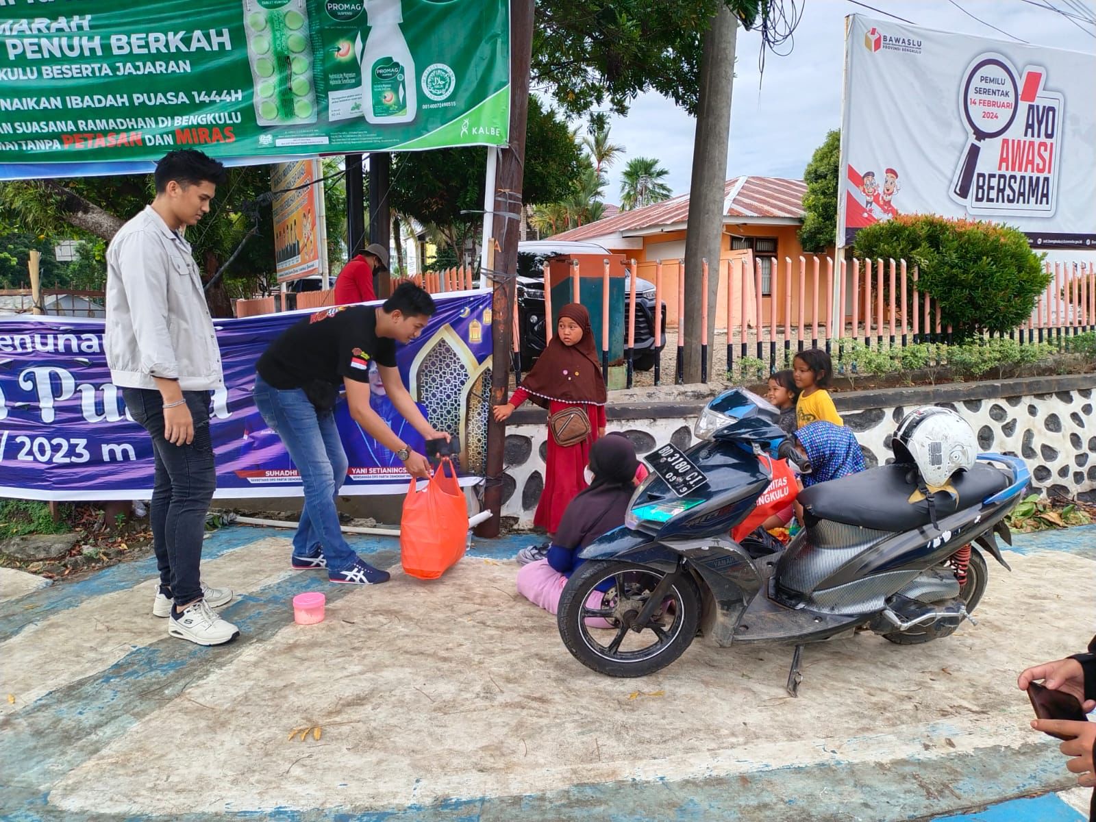 Komunitas Motor Two Stroke Police Bengkulu Bagi Makanan Buka Puasa