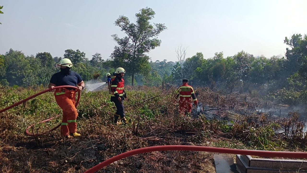 Heboh Kebakaran Melanda 1 Hektar Lahan Pemakaman Kembang Tanjung Kota Bengkulu