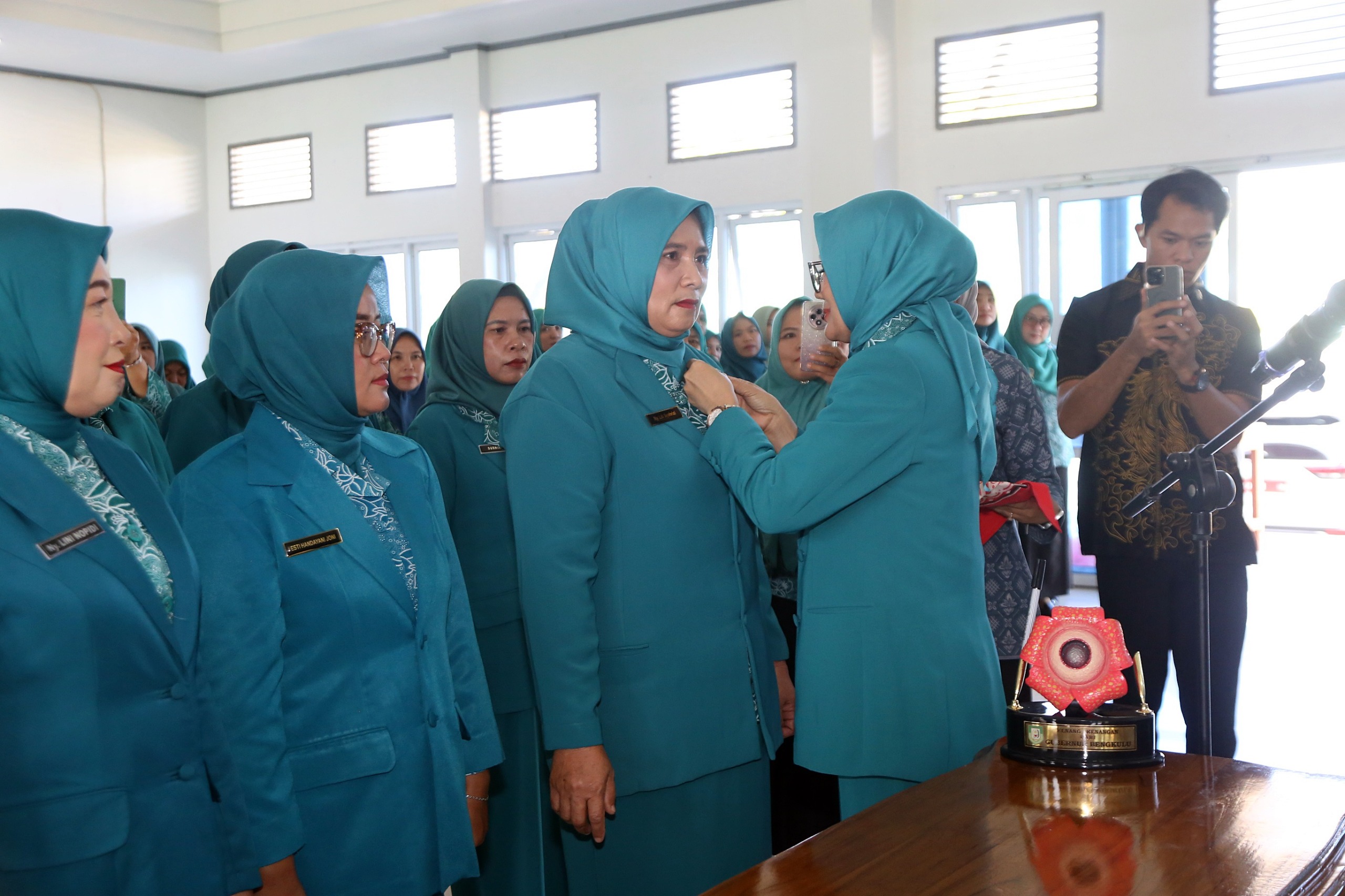Ketua TP PKK Kabupaten Kaur Lantik Ketua TP PKK Kecamatan se-Kabupaten Kaur, Perkuat Sinergi Pembangunan Daera