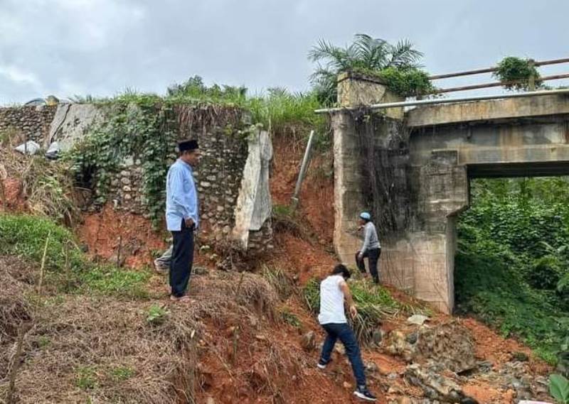 DPRD Mukomuko Dorong Longsor TPT Jembatan Malin Deman  Diperbaiki 