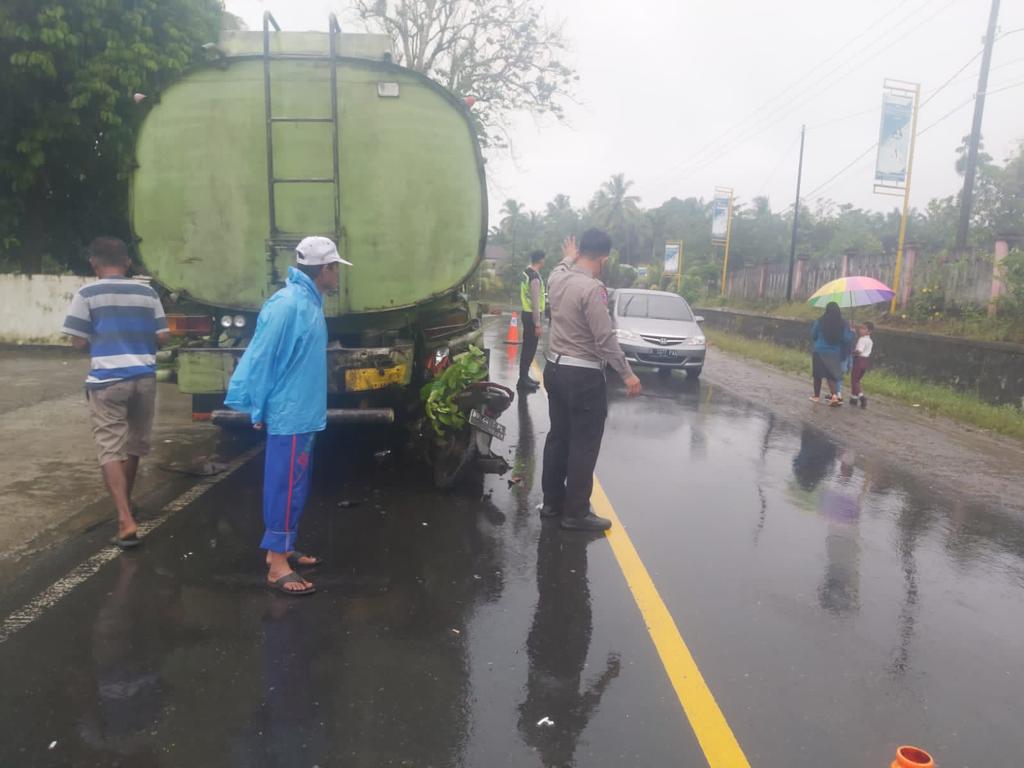 Begini Jadinya Pengendara Motor Tabrak Truck Tangki Berhenti 