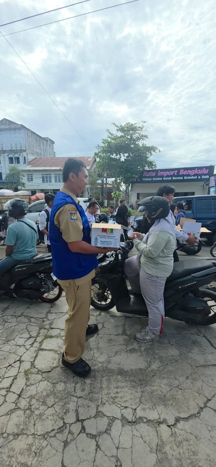 Dinas Sosial Kota Bengkulu  Bagikan  Air Minum Gratis Untuk Masyarakat yang Antre BBM