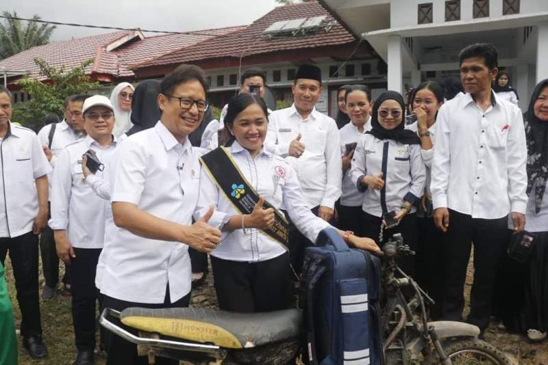 Kunjungi Seluma, Menkes Serahkan Langsung  Motor Kepada Bidan Teladan