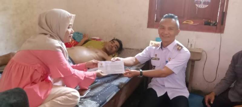 Wakil Bupati Kaur Serahkan  Bantuan Sosial kepada Warga Linau