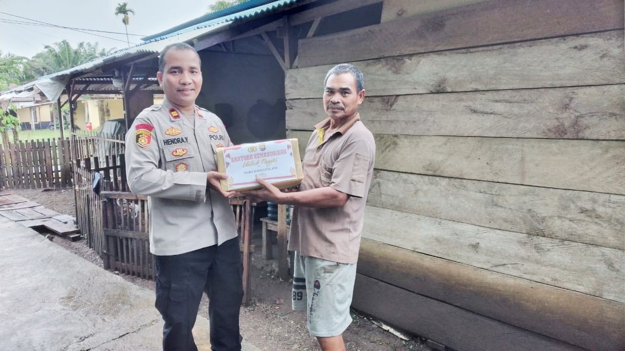 Peduli Warga, Polsek Manna pun Bagikan Sembako