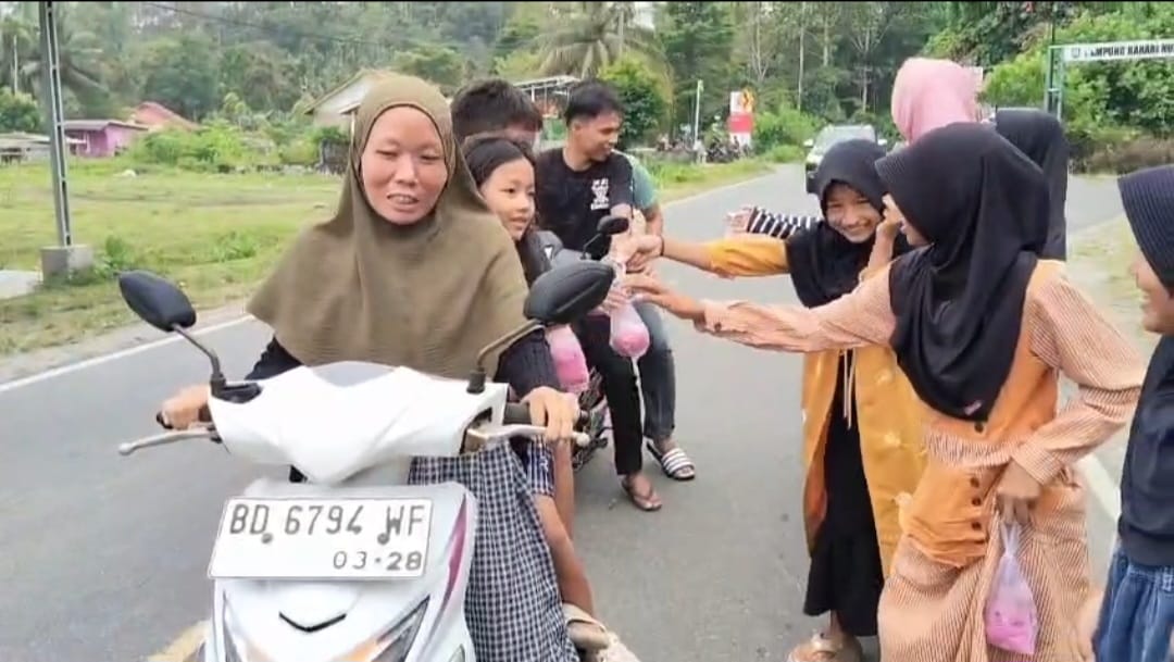 MIN 2 dan MIN 6 Kaur Berbagi Takjil, Kepala Sekolah Mengajarkan Anak-Anak Peduli