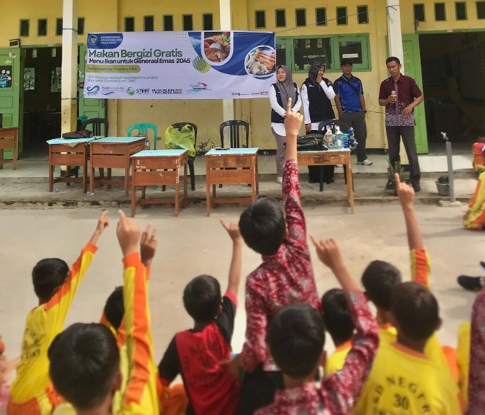  BRPPUPP Palembang  Bersama Dinas Perikanan   Bagikan 500 Porsi Makan Siang Bergizi di SDN 30 Kaur