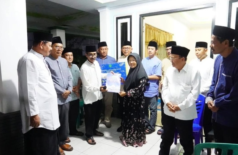 Tony Elfian  Berikan 4 In 1 Saat Hadiri Takziah di Rumah Keluarga Almarhum HM Tamrin 