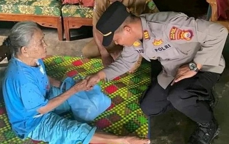 Polsek Talang Empat Bengkulu Tengah Kurangi Beban   Ekonomi Warga Kurang Mampu