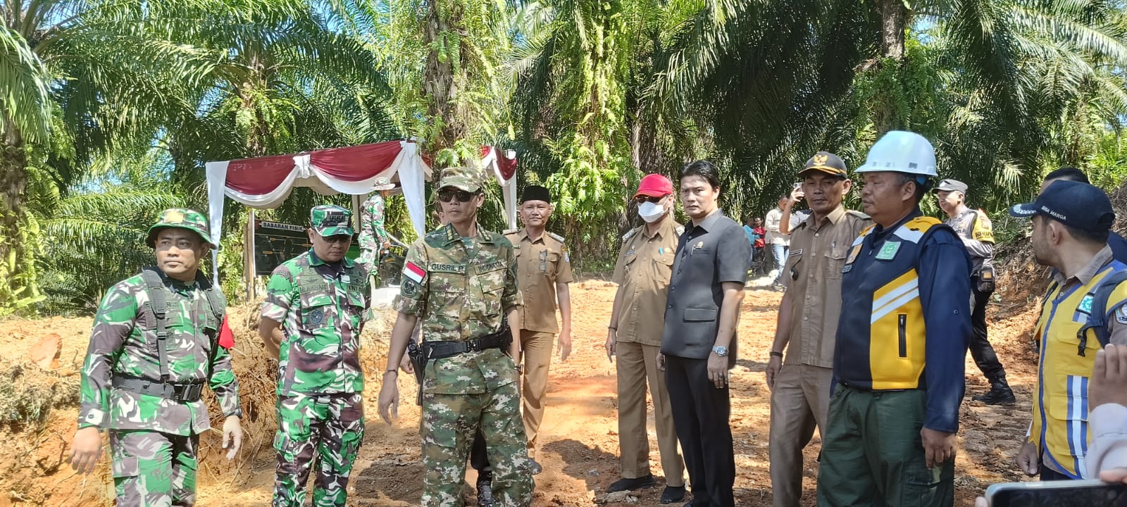 Kasiter Rem 041/Gamas Tinjau Langsung Lokasi Pembuatan Jalan TMMD Ke-124 Kodim 0408/BS