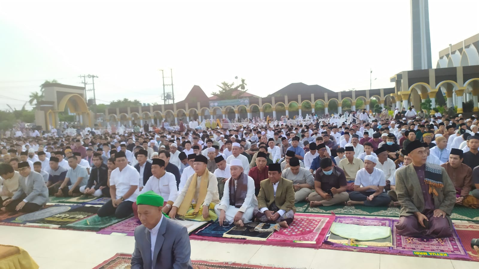 Gubernur Bengkulu Salat Idul Fitri di Masjid Baitul Izzah