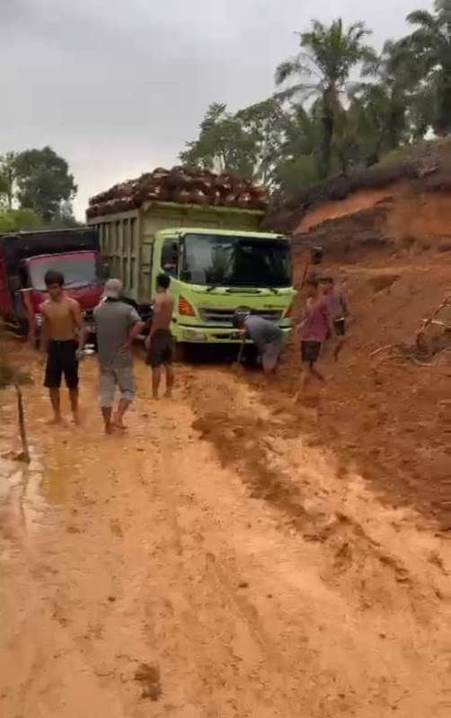  Jalan Desa Nanti Agung - Padang Serunaian Tertutup Longsor