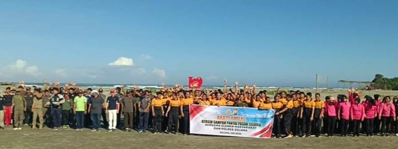 Dapat Apresiasi, Polres Bersihkan Pantai Pasar Seluma 