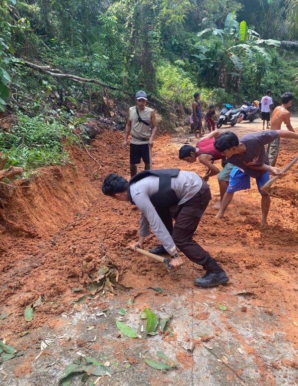  Jalan Penghubung  Antar Desa di Batik Nau Yang Tertimbun Tanah Sudah Bisa Dilewati 