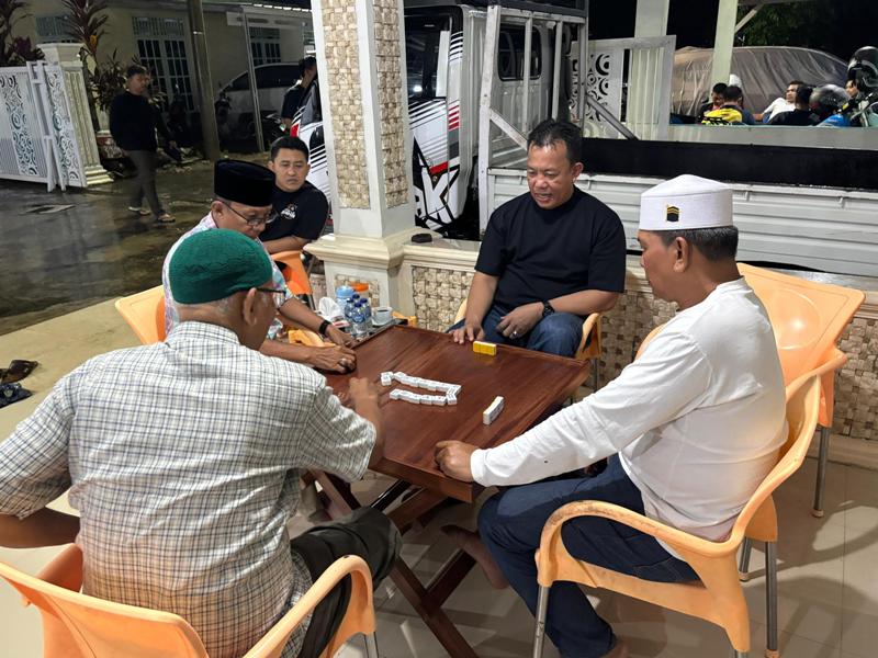 Kapolres Bengkulu Selatan Ajak Masyarakat  Bermain Gaple