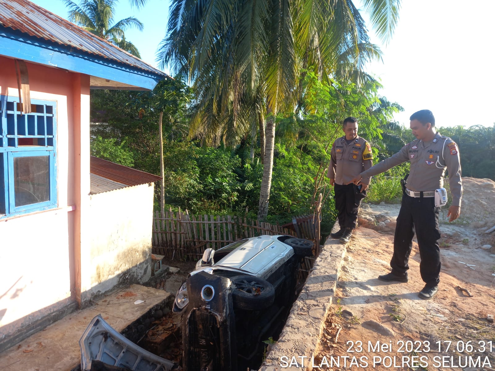 Masuk Parit,  Datsun Vs Ayla Adu Kambing di Babatan