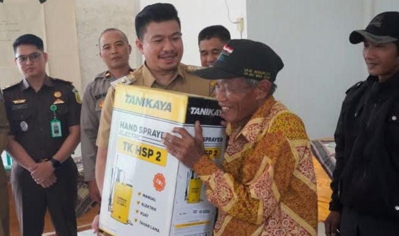 Wabup Arie Serahkan   Bantuan Elektrik Sprayer Kepada Kelompok Tani,Dukung Petani Produktif