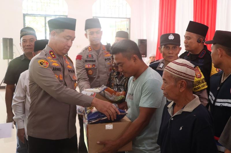 Kapolda Bengkulu Bagikan 100 Paket Sembako  di Kabupaten Kaur