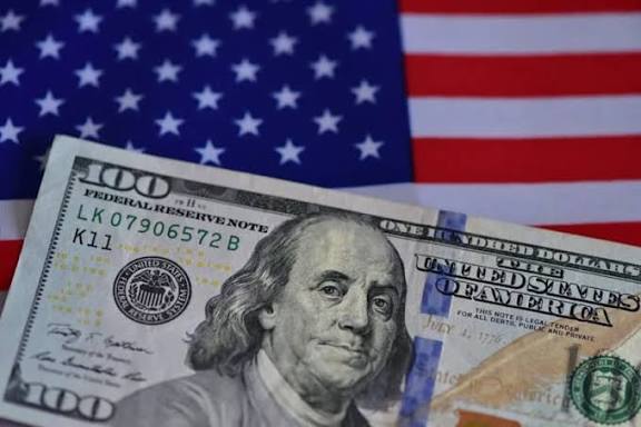 Menyimpan Uang Dolar Jangka Panjang Dinilai Aman, Namun Bukan Tanpa Risiko