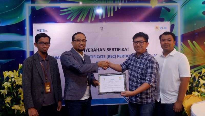 PLN UP3 Jambi Serahkan Renewable Energy Certificate  Pertama kepada PT United Tractors Cabang Jambi