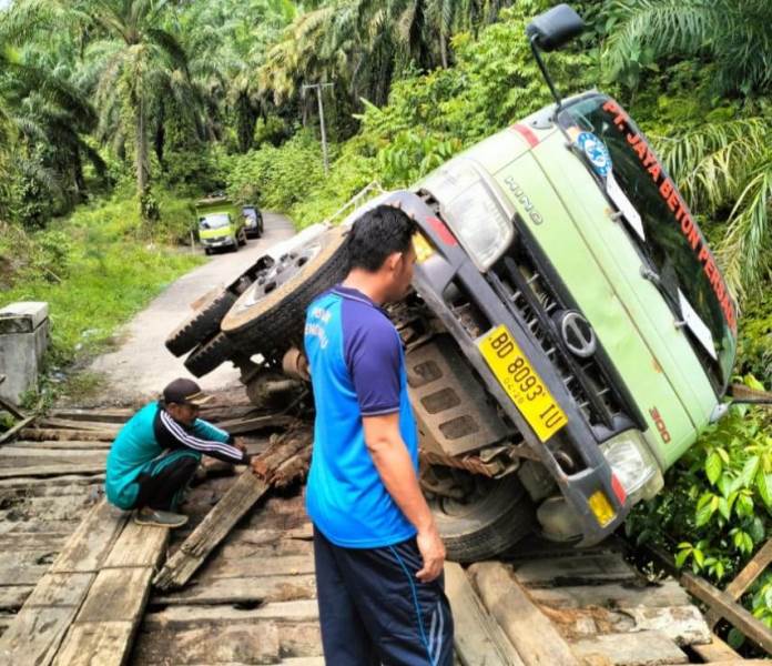 Terperosok, Truk Molen Nyaris Terjun ke Sungai