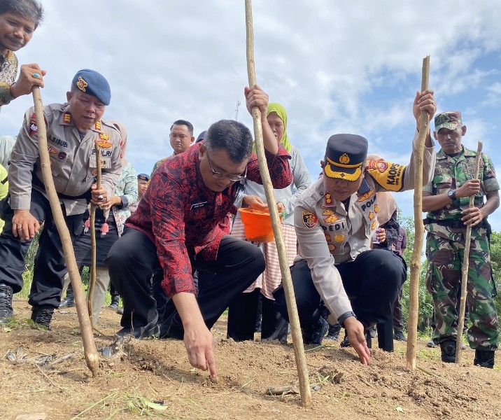 Penjabat Bupati Bengkulu Tengah Tanam Padi Gogo di  Desa Air Putih 